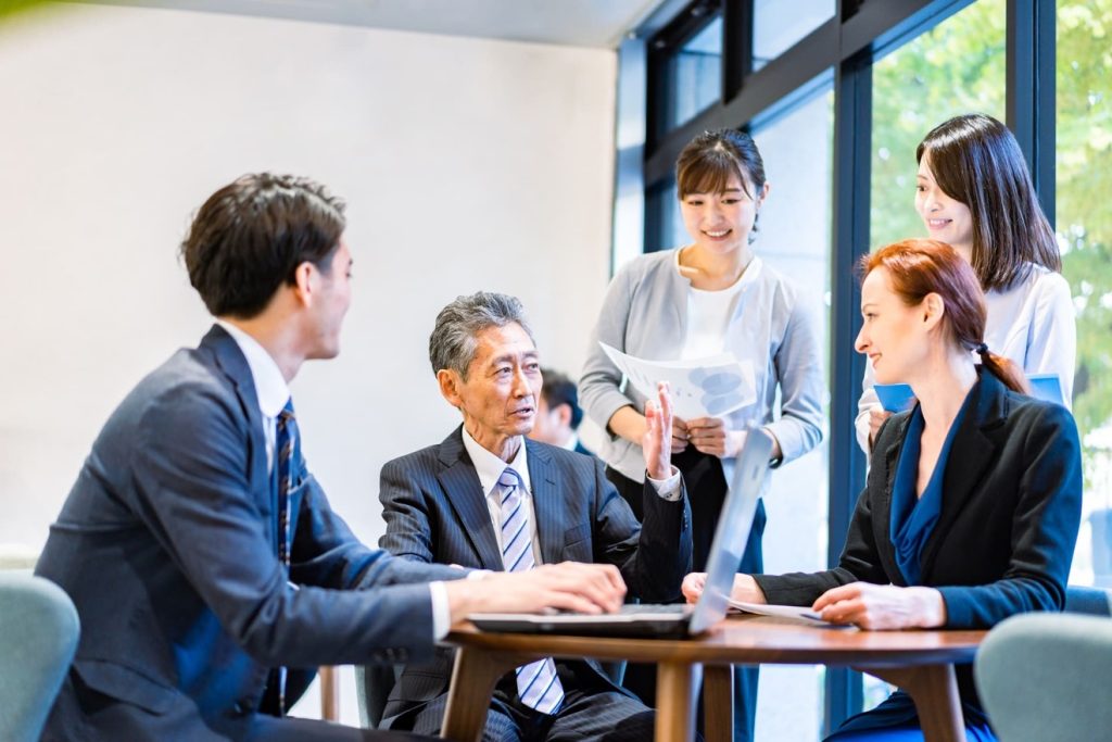 職場の人と協力しながら仕事をする女性