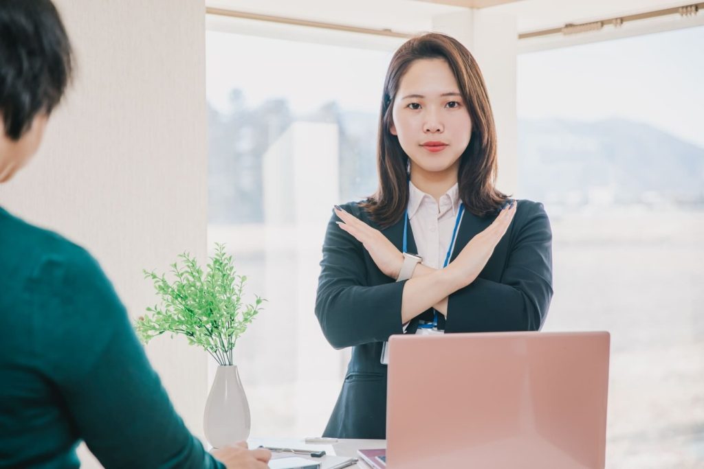 職場いじめを訴える女性