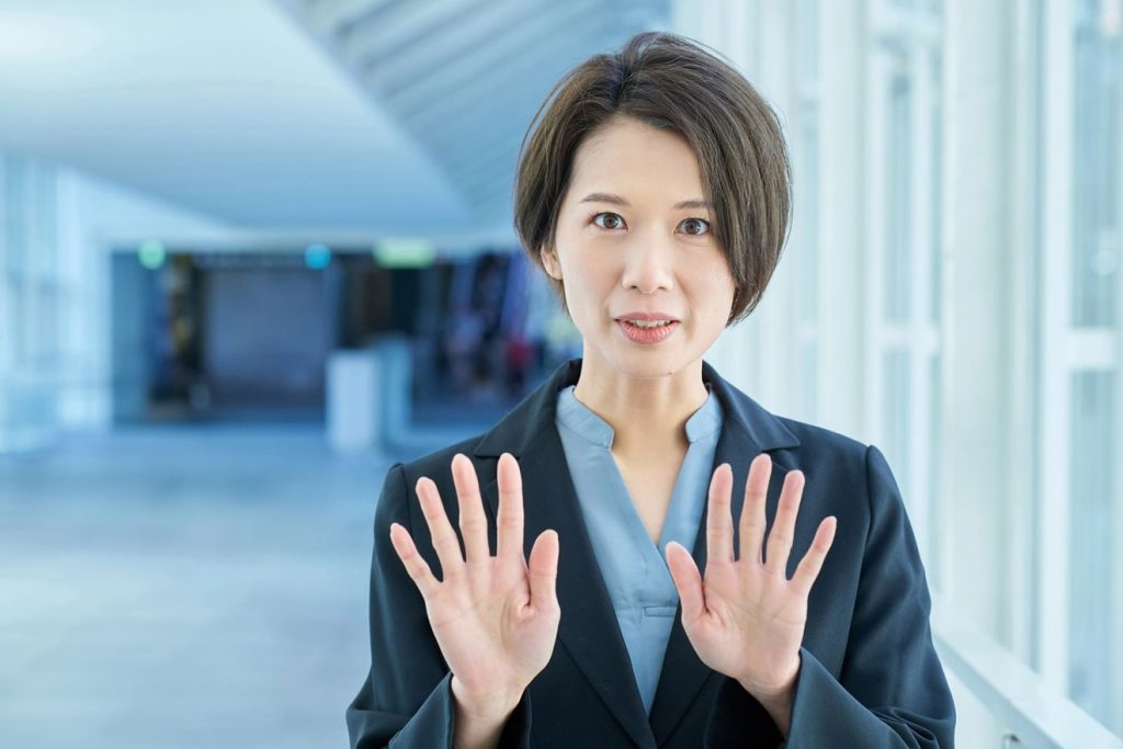 会社の懇親会に行くのを断る女性