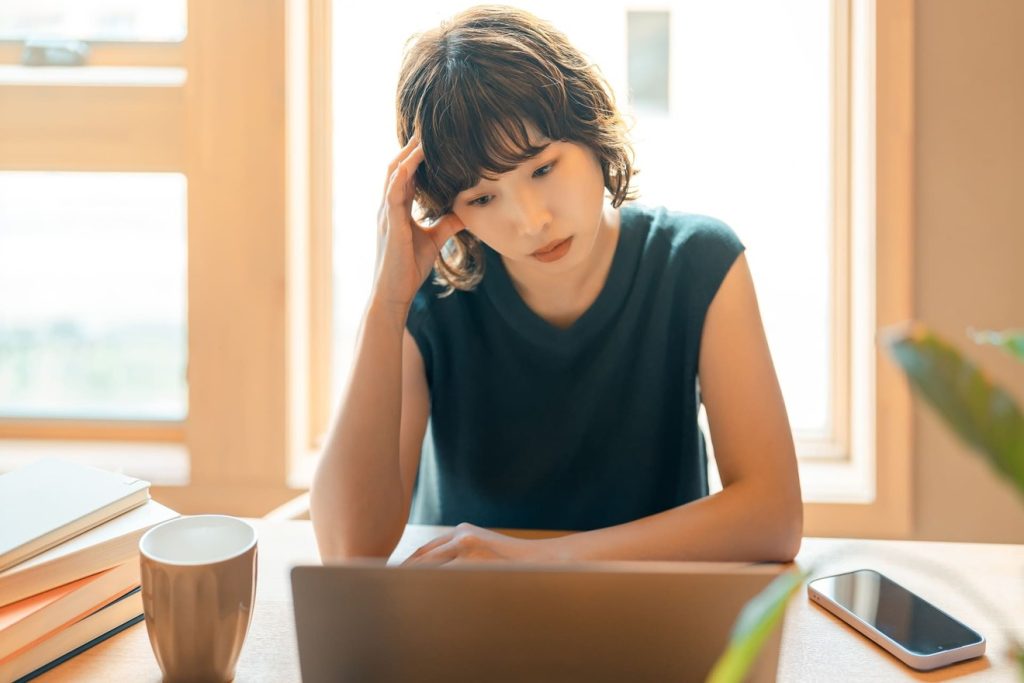 仕事に悩む女性