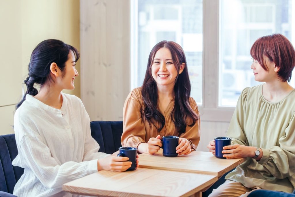 友達に相談する女性