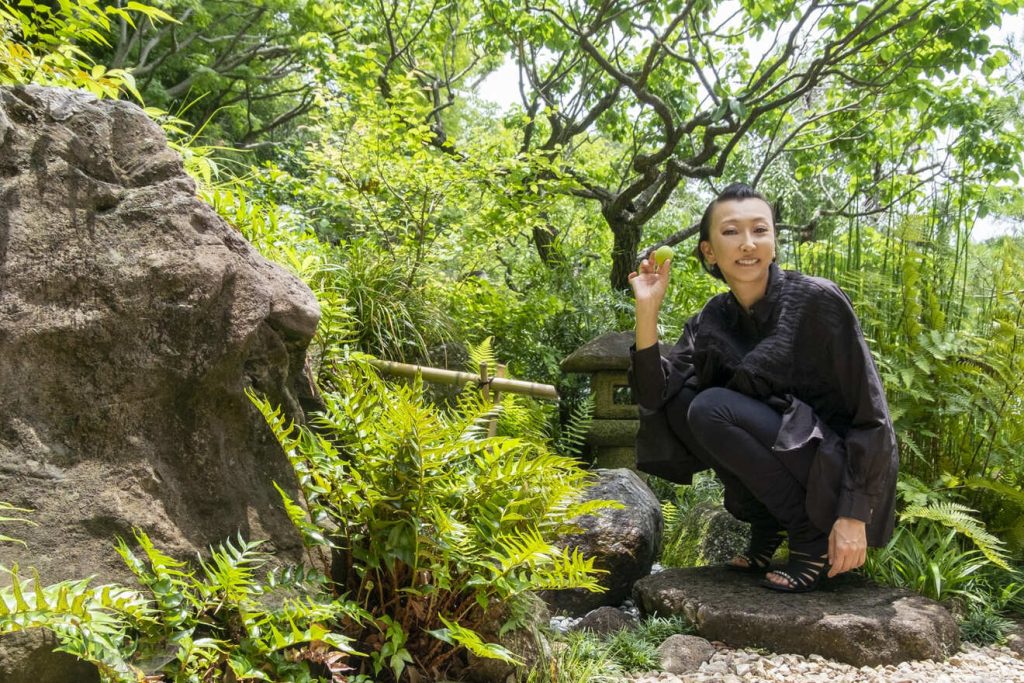 自然の中で笑顔の女性