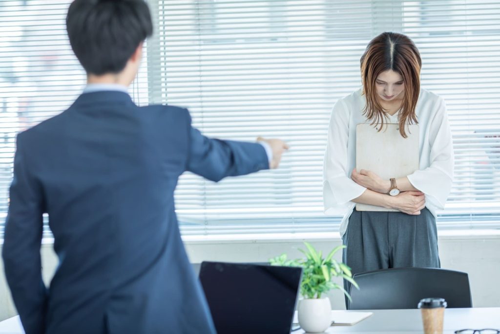 タイムカードの押し忘れを怒る上司