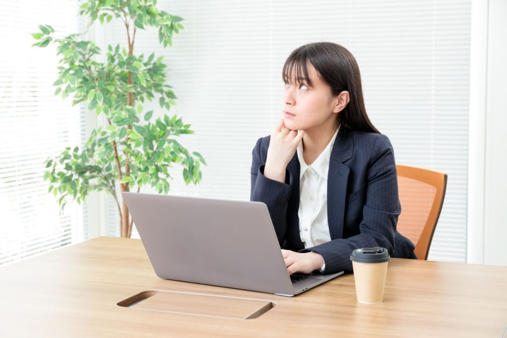 残業しようか悩んでいる女性