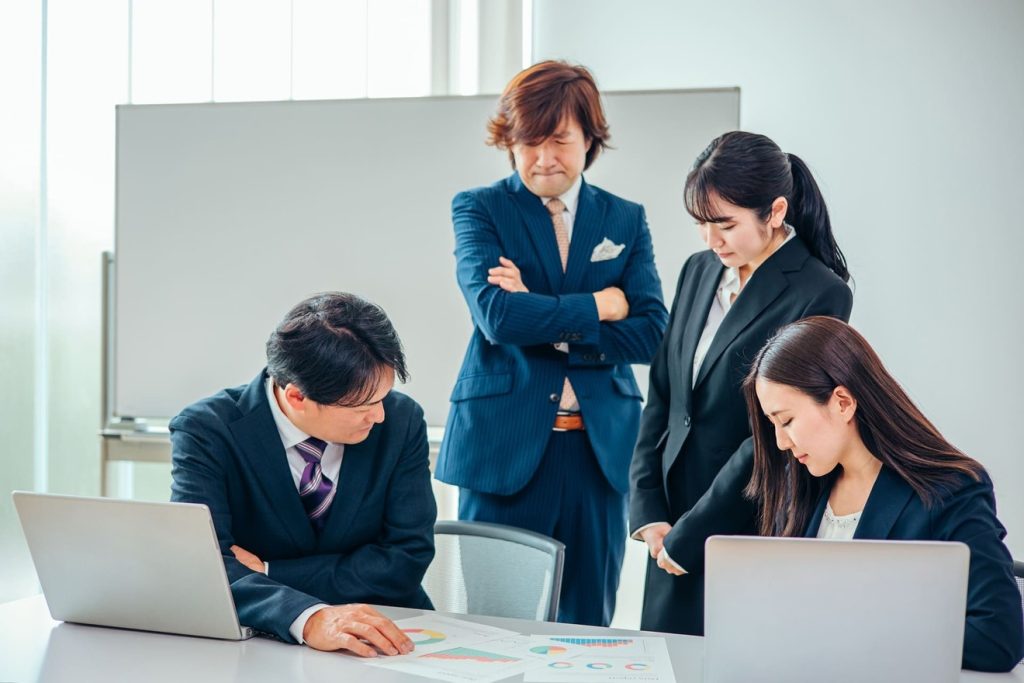 仕事で失敗して迷惑をかける女性