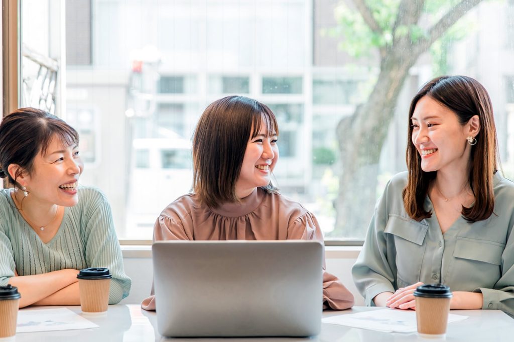 友達と同じ職場で働きたがる女性