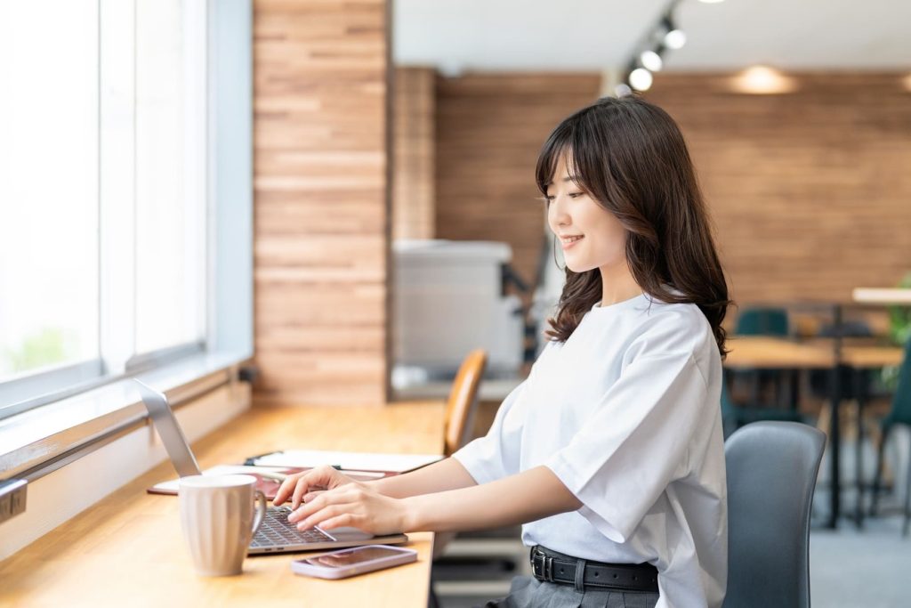 リフレッシュしながら仕事をする女性