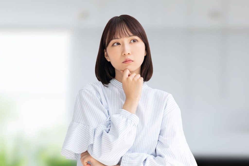 面接後連絡が来ないことに疑問を感じる女性