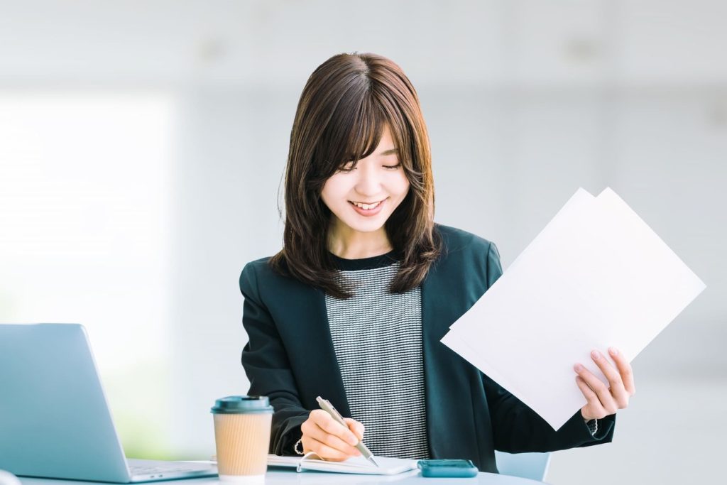 試用期間でクビにならないために頑張る女性