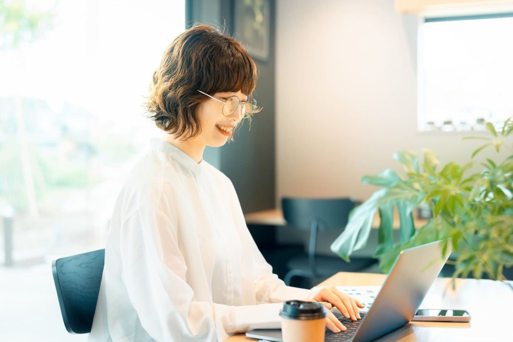 新しいことに挑戦している30代前半の女性