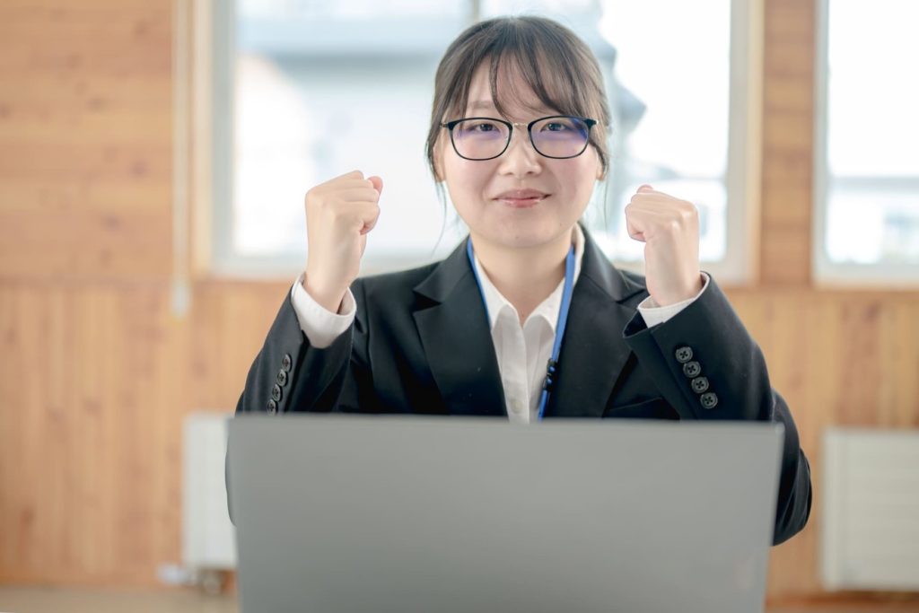 仕事で成長しようと頑張っている女性