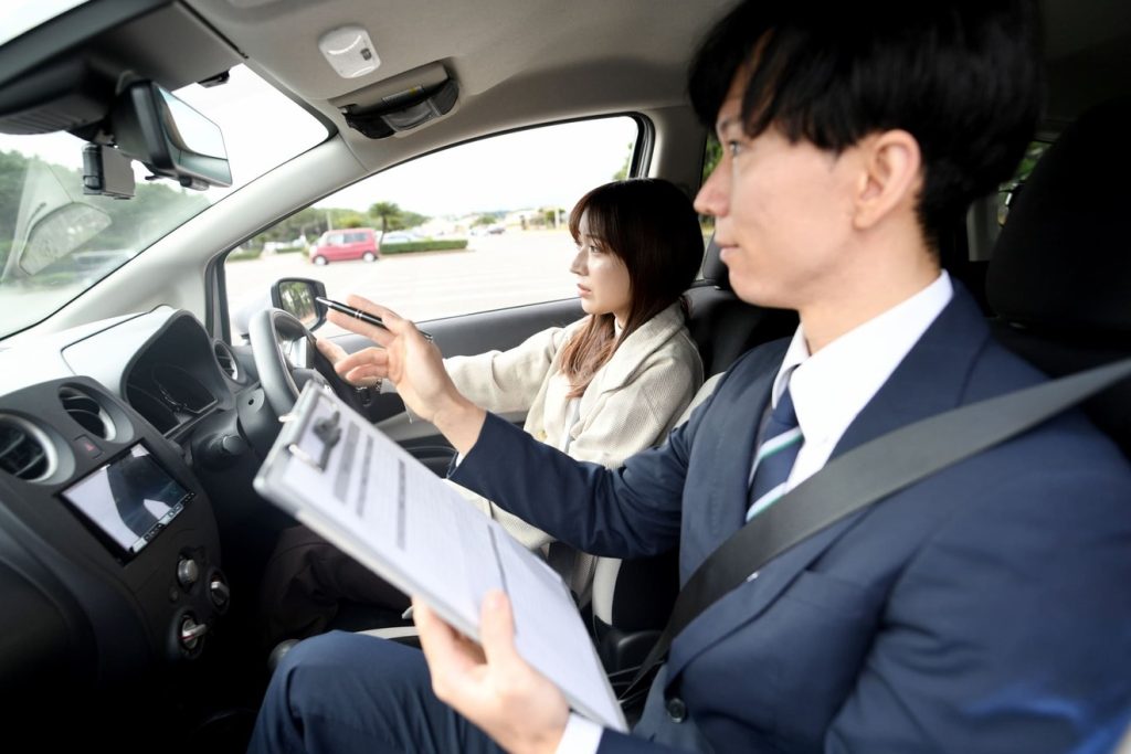 教習生に運転を教える教習指導員