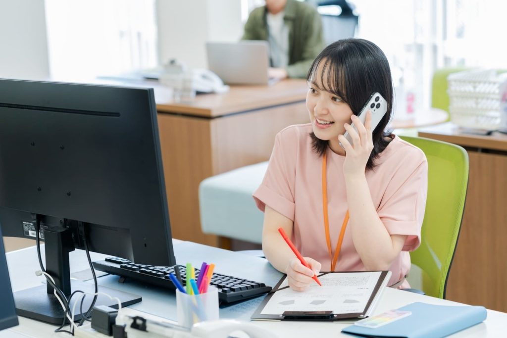 残業せずに仕事を終わらせようとしている女性