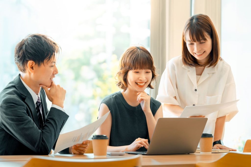 チームで助け合って仕事をする人々