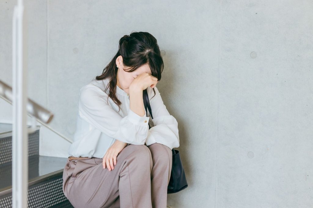 仕事に疲れ切った女性