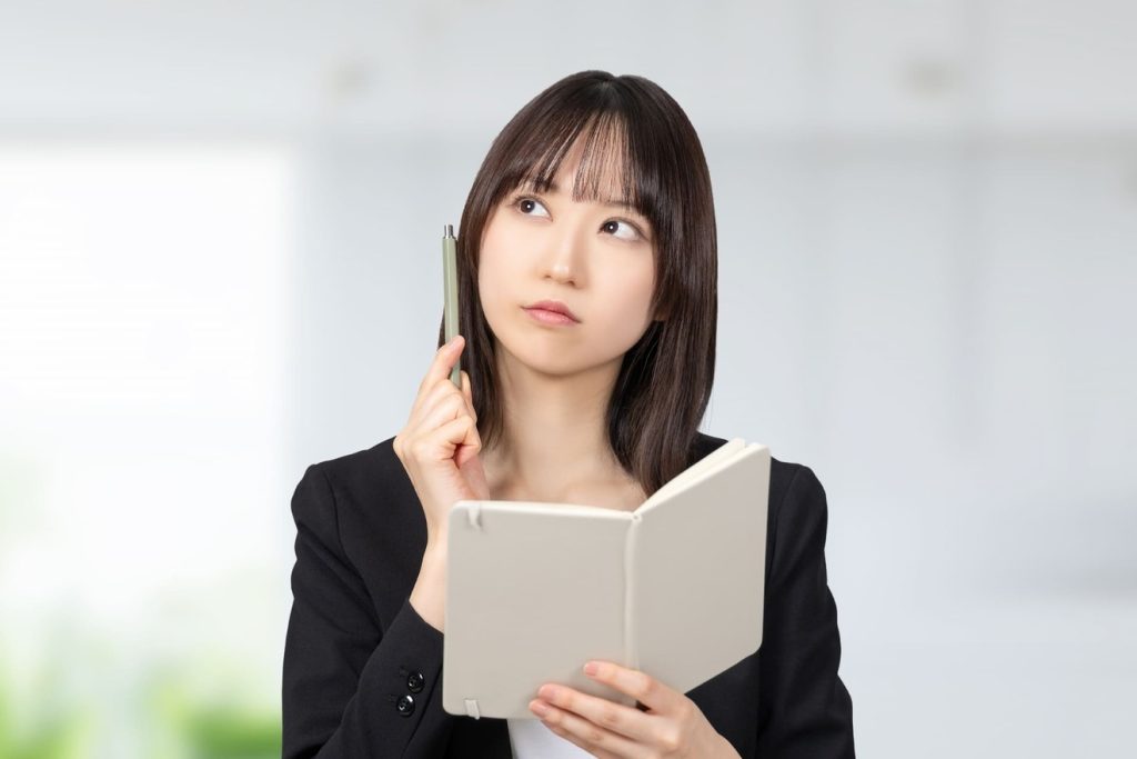 スケジュールを確認する女性