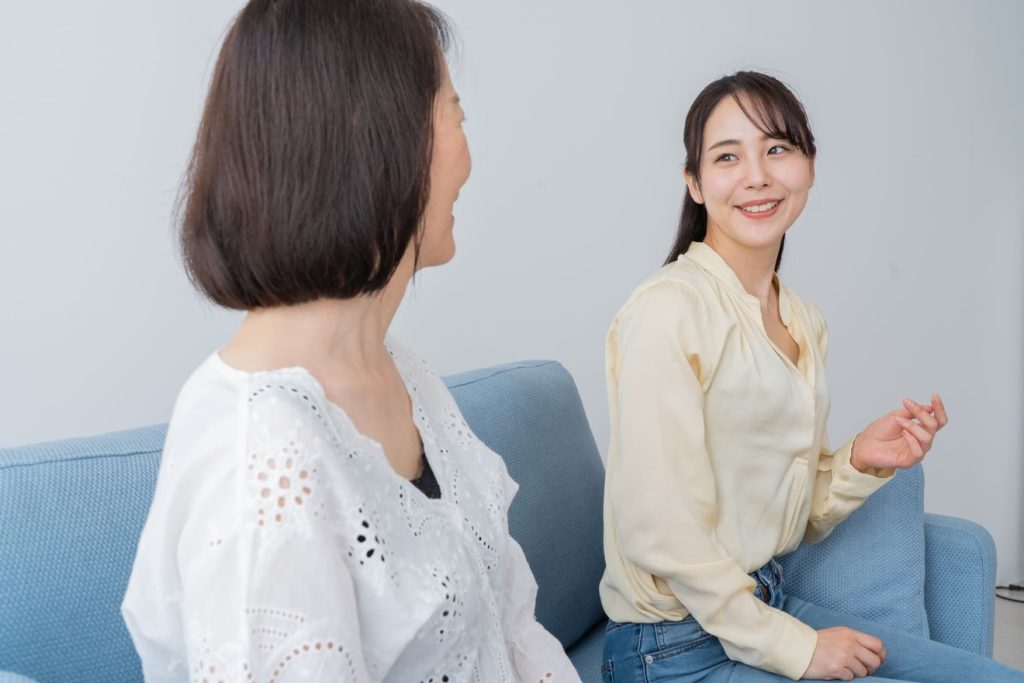 家族と会話する女性