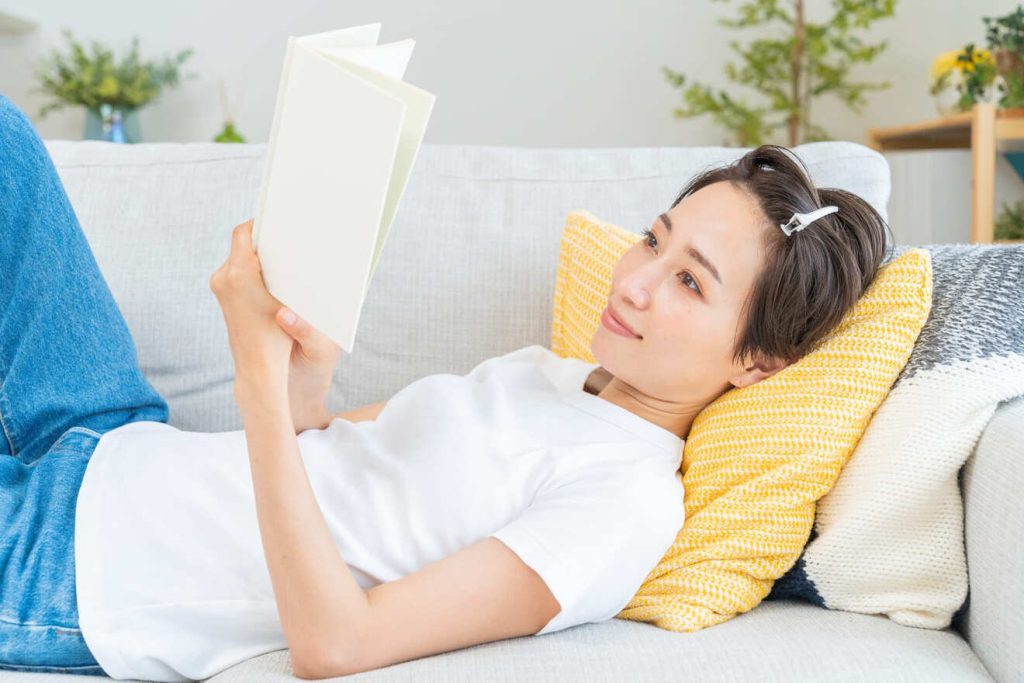 テレワーク中にサボって本を読む女性