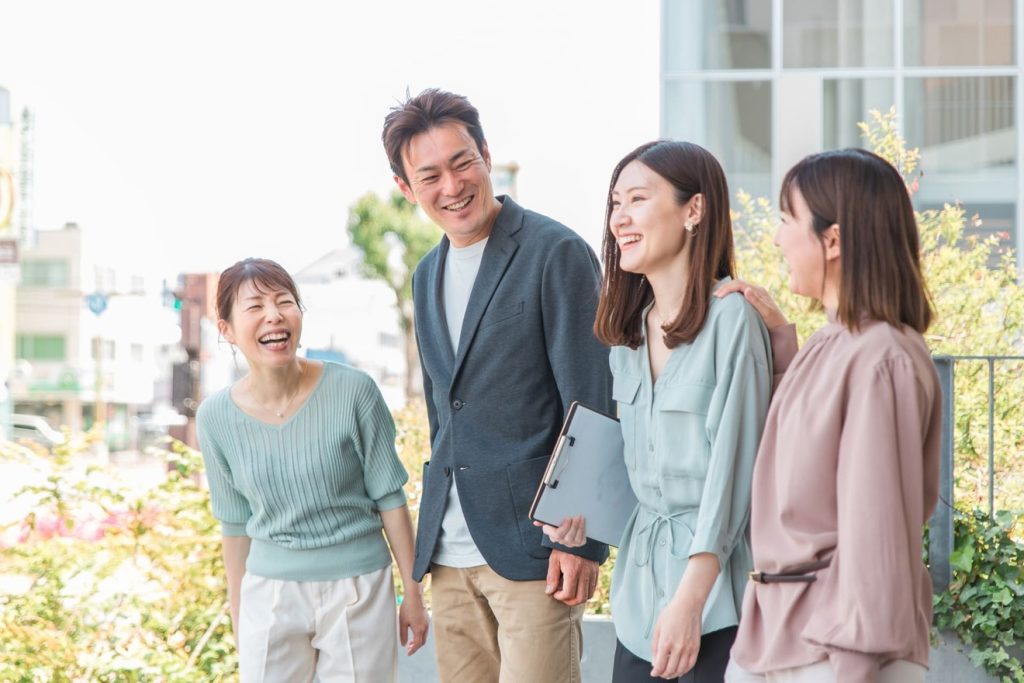 部下と楽しく談笑する管理職の男性