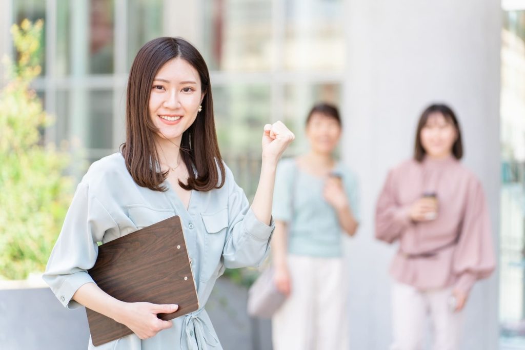 ガッツポーズをする広告代理店の女性