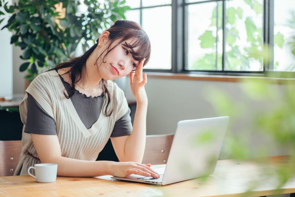 長時間労働で生きるのがつらいと感じている女性