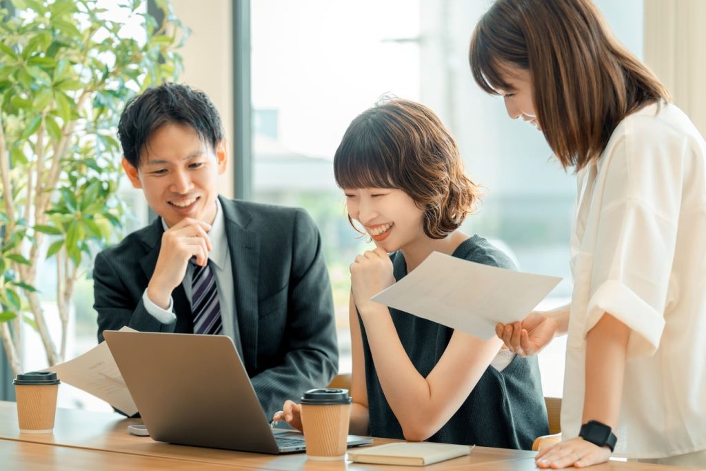 当たりの上司と楽しそうに仕事をする女性