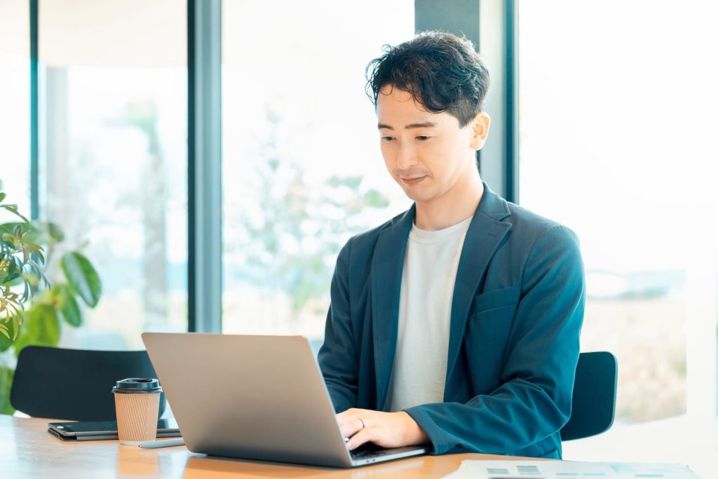 オフィスカジュアルで仕事をする男性