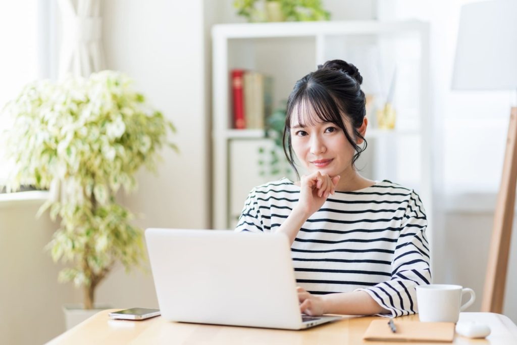 テレワーク中に悩む女性