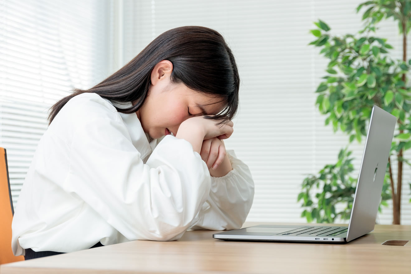 仕事中の居眠りを注意された！よくある原因と7つの対処法 | キャリアルーク
