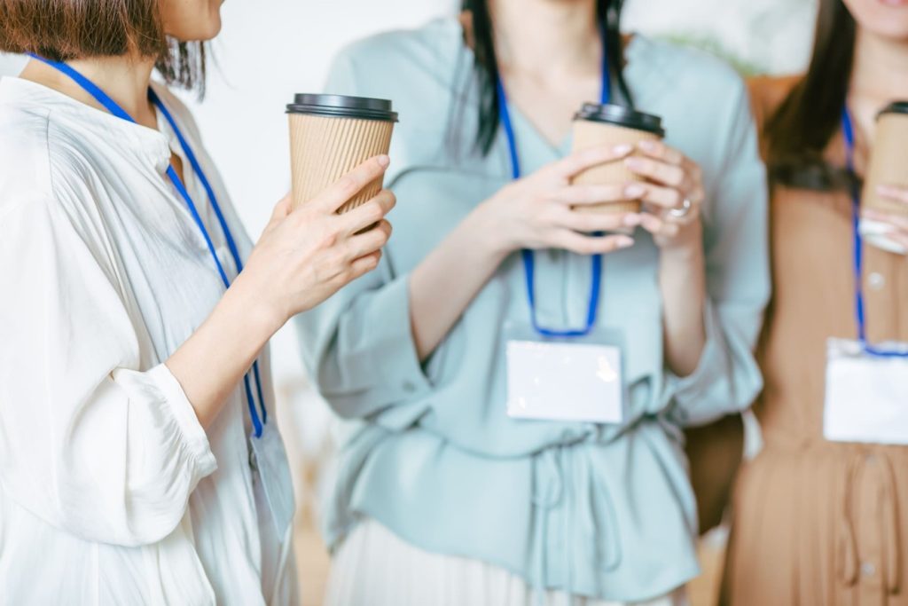 一緒に行動する女性社員