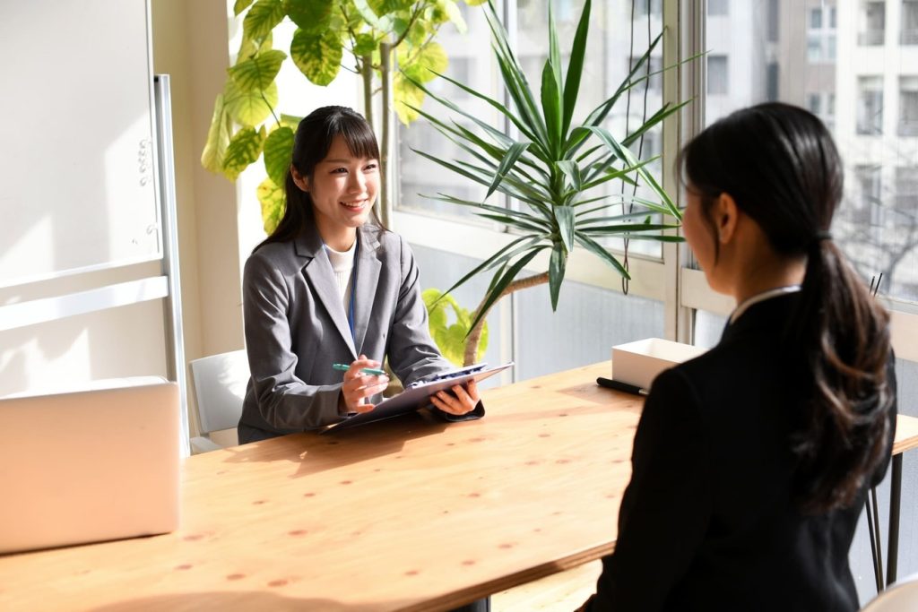 企業の担当者と面談する女性