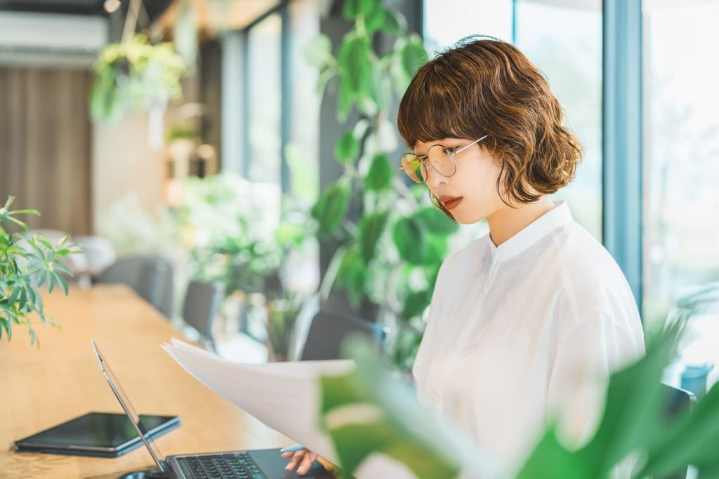 自己分析する女性