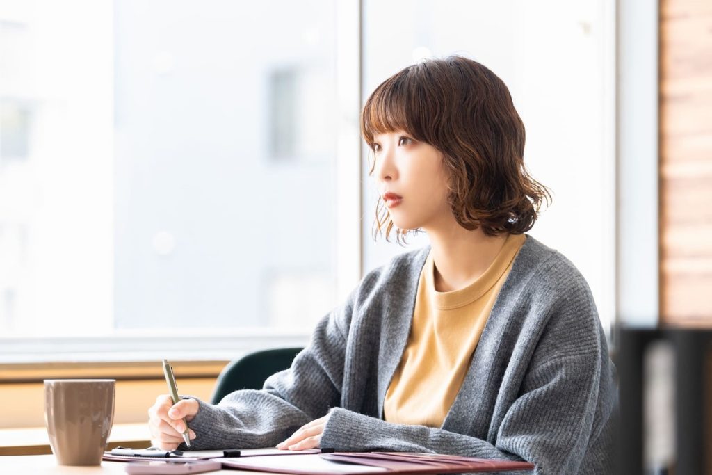 仕事を辞めてバイトしながら勉強する女性