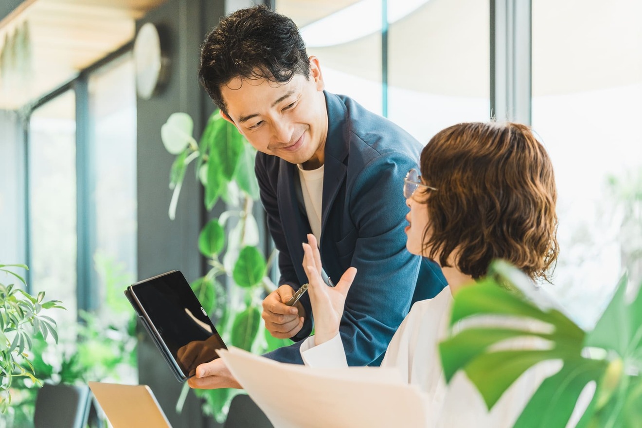 仕事中に私語が多い人の心理とは?ずっとしゃべってる人への対処法 | キャリアルーク