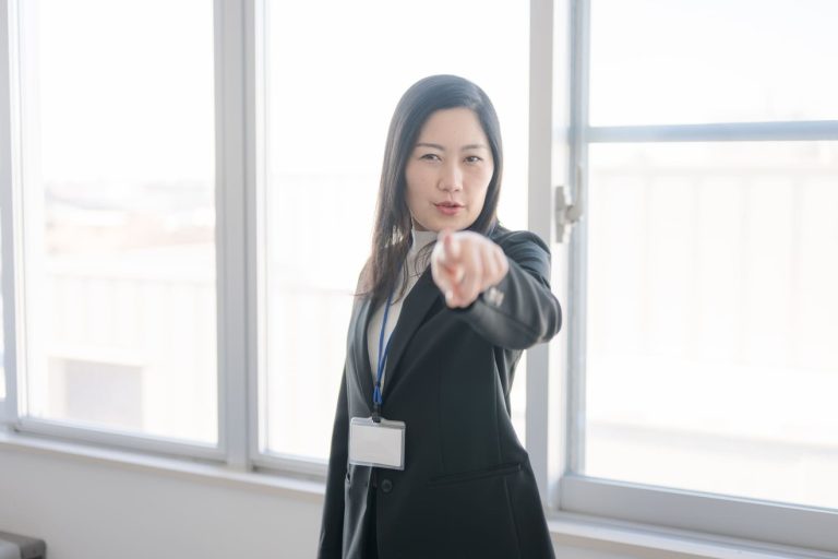 間違いを指摘しないと気が済まない人とは?上手な付き合い方を解説 | キャリアルーク