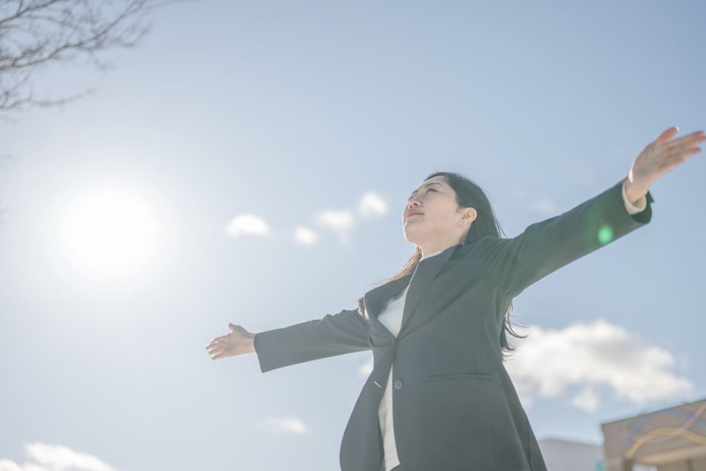 仕事を辞めて開放的な女性