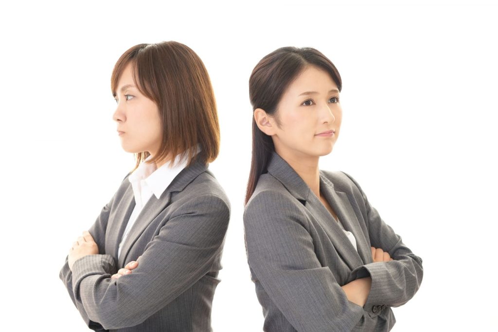 対立する女性社員