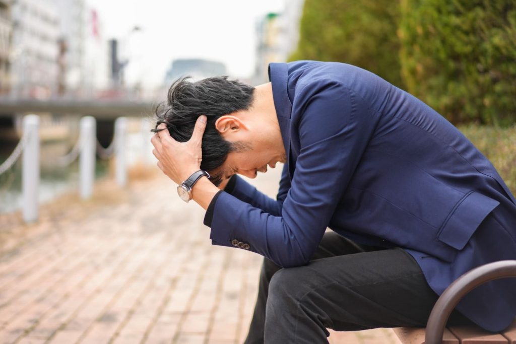 部下に「あなたのせいで辞める」と言われて落ち込む男性