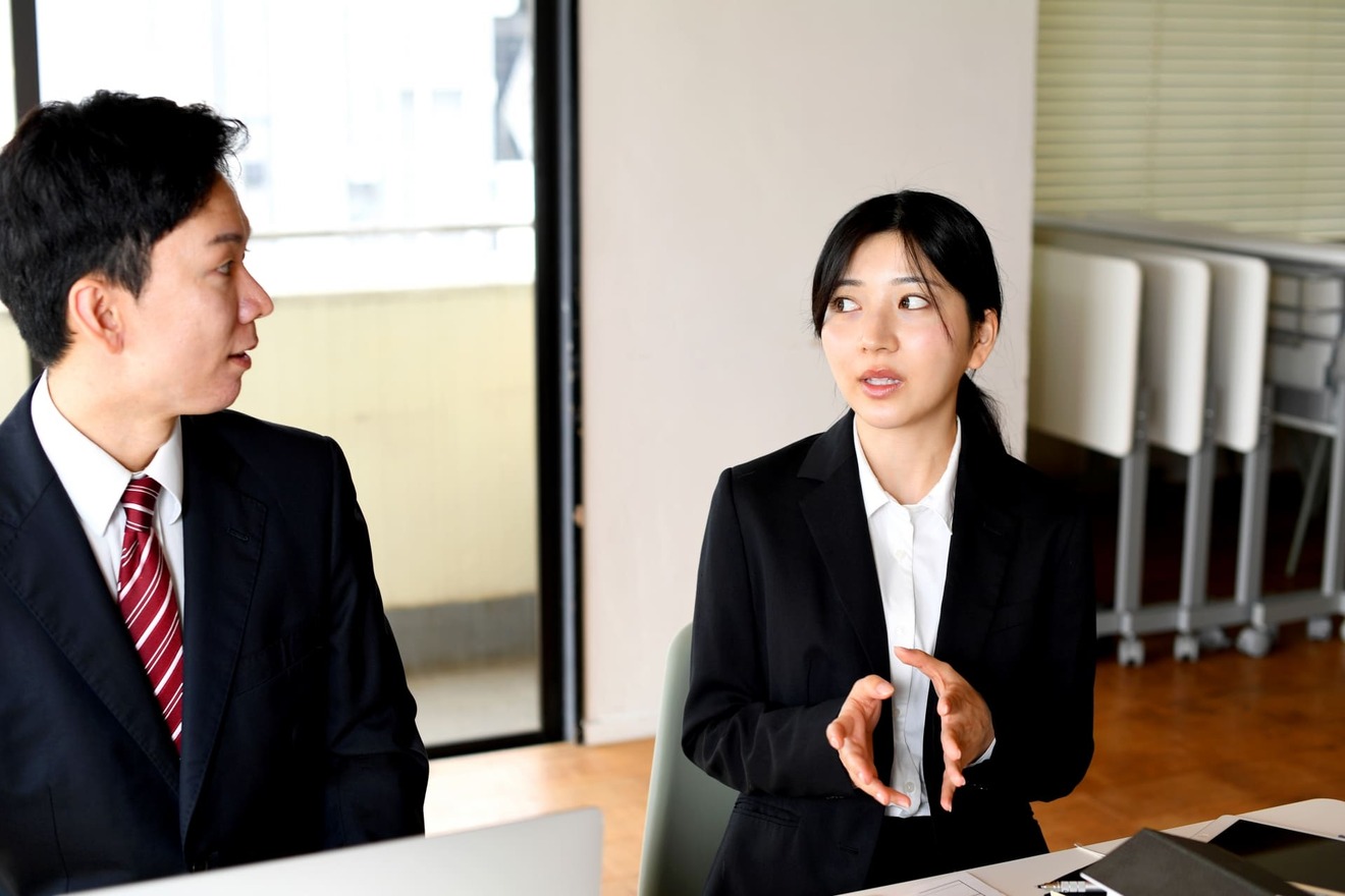 間違いを指摘しないと気が済まない人とは?上手な付き合い方を解説 | キャリアルーク