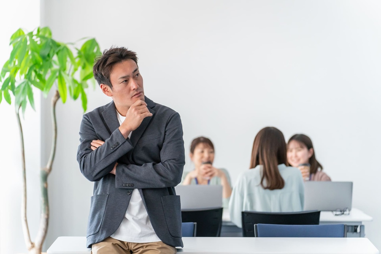 仕事中に私語が多い人の心理とは?ずっとしゃべってる人への対処法 | キャリアルーク