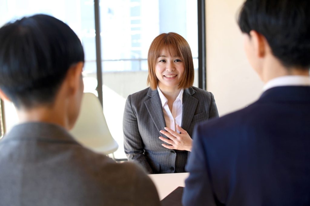 企業説明会でアピールする女性