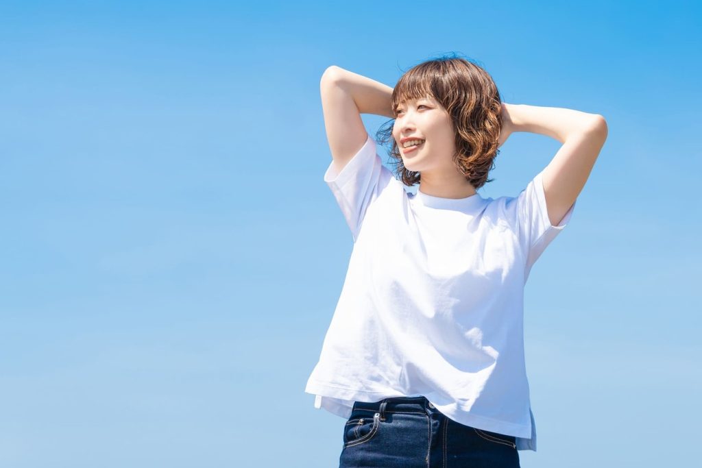 青空の下で前向きな女性