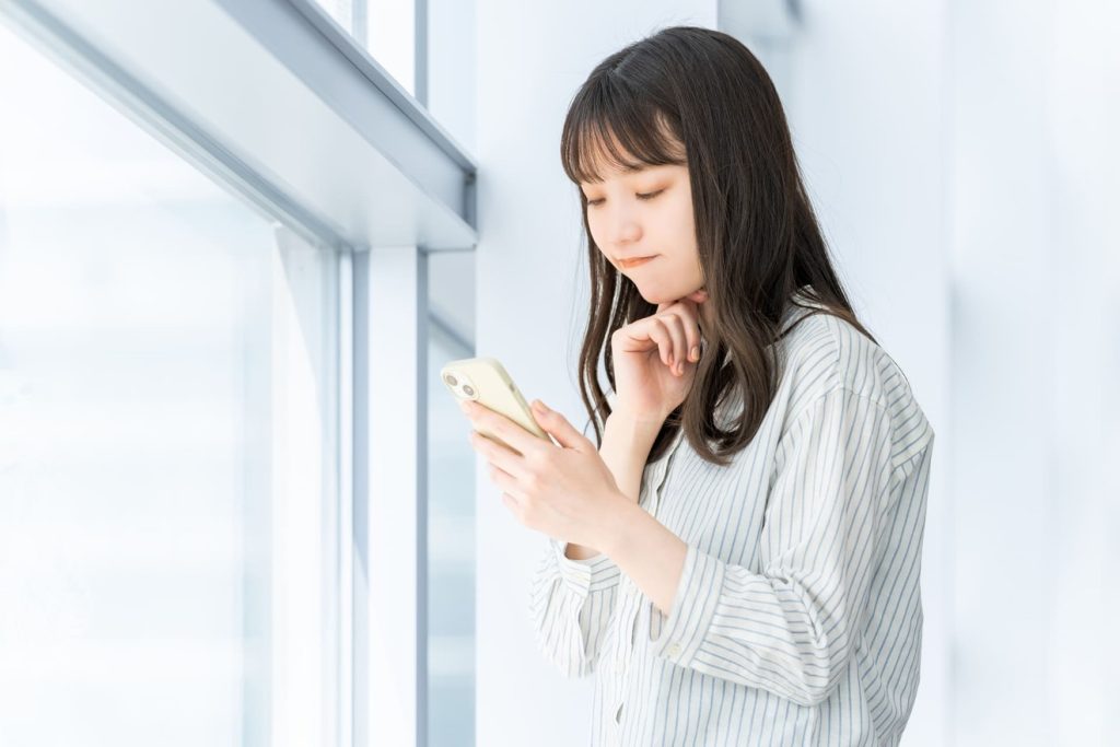 スマートフォンを確認する女性