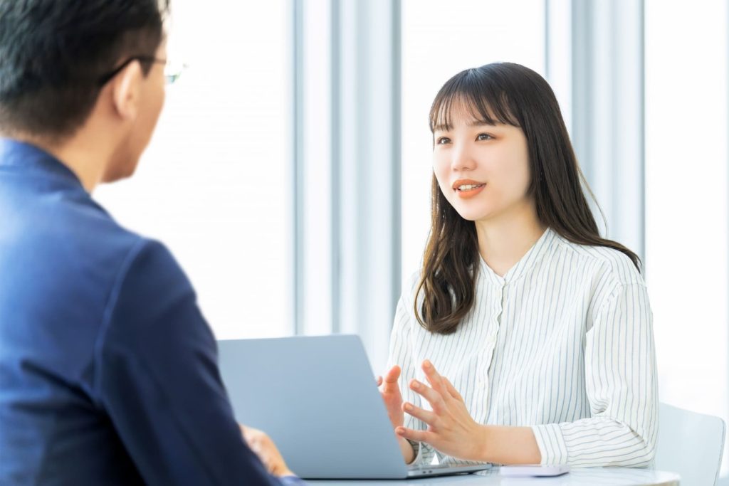 退職相談する女性