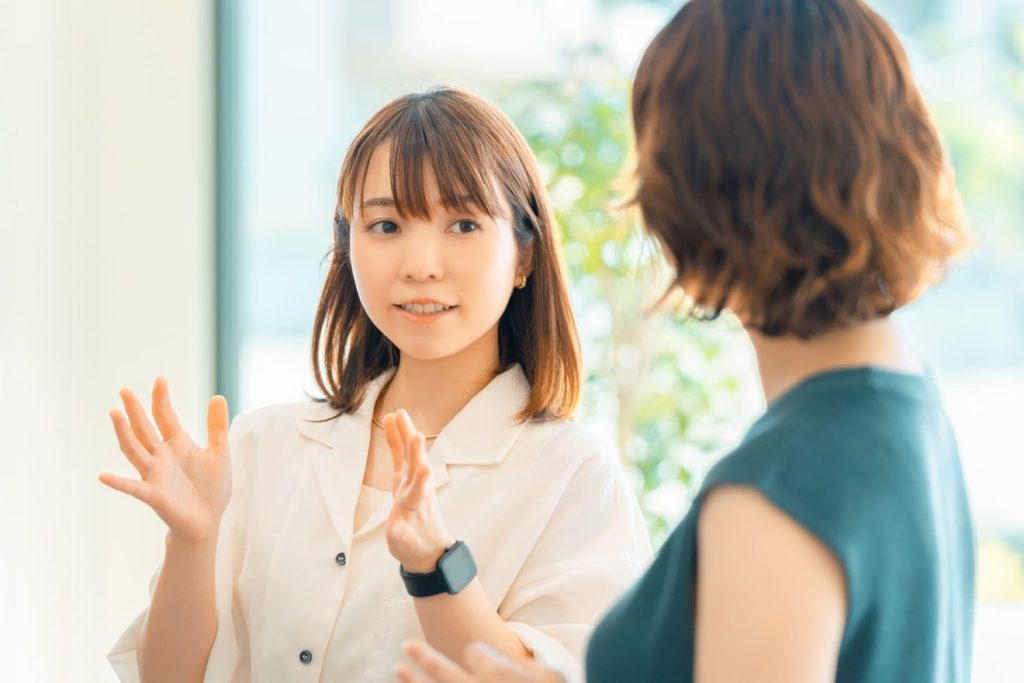 職場の人と冷静に話し合う女性