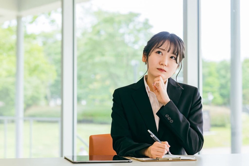 仕事を辞めてバイトしながら勉強するか悩む女性