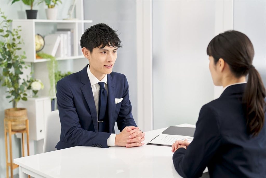 上司と退職交渉する女性