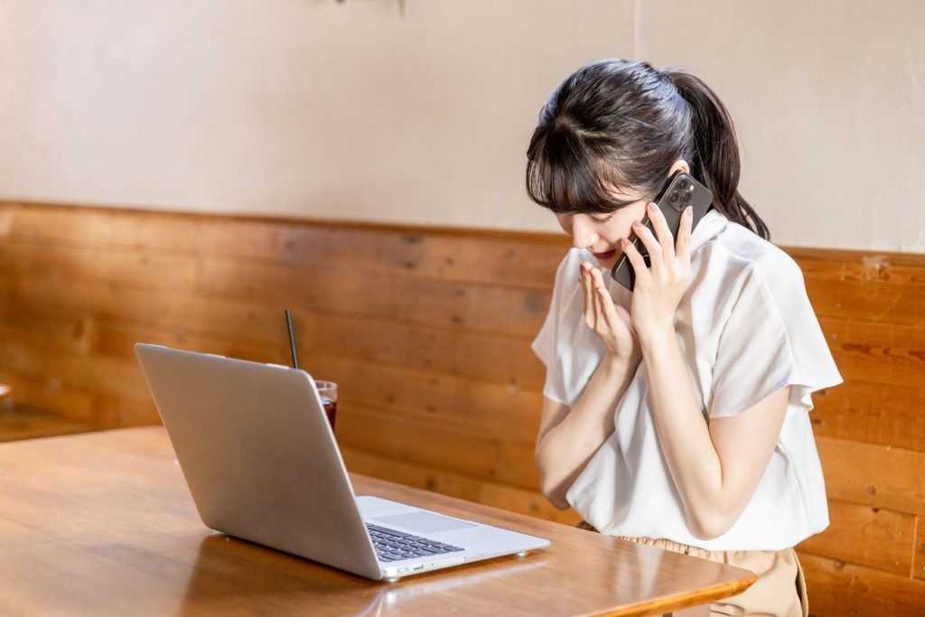 上司に連絡できる時間帯を伝える女性