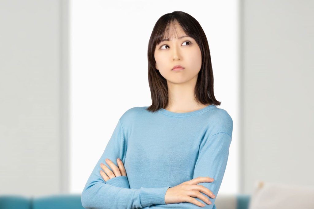 仕事を辞めるか考えている女性