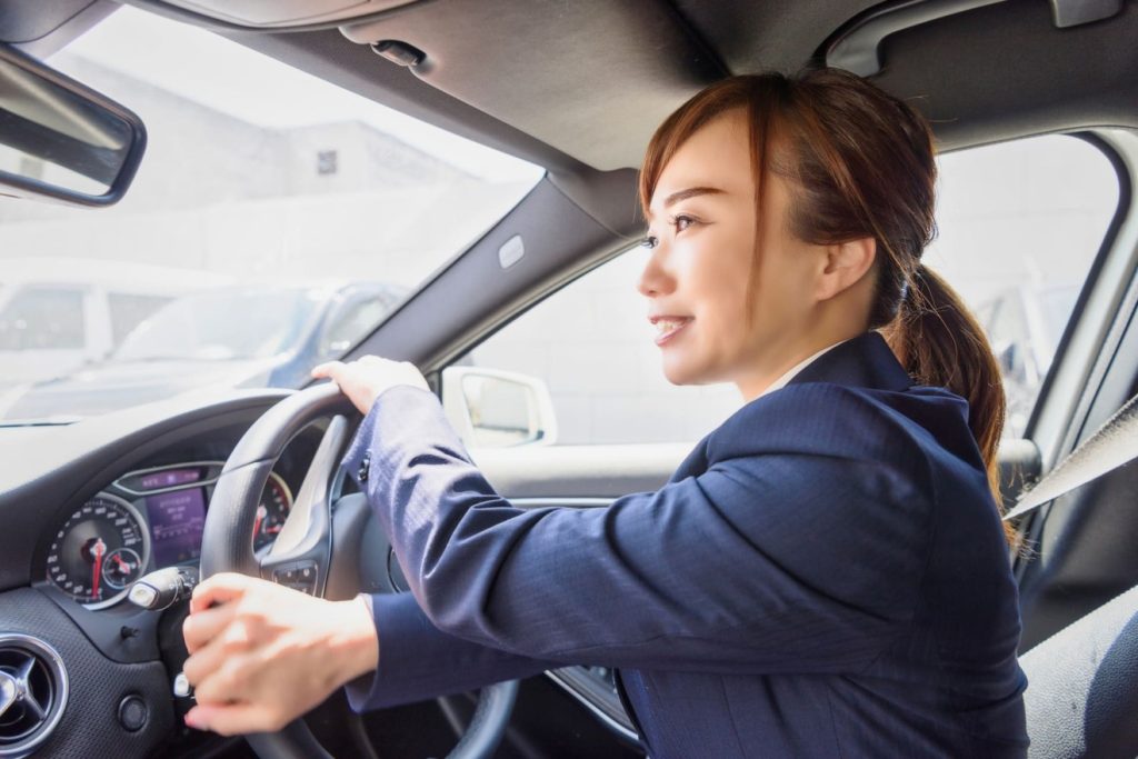 笑顔の女性タクシー運転手